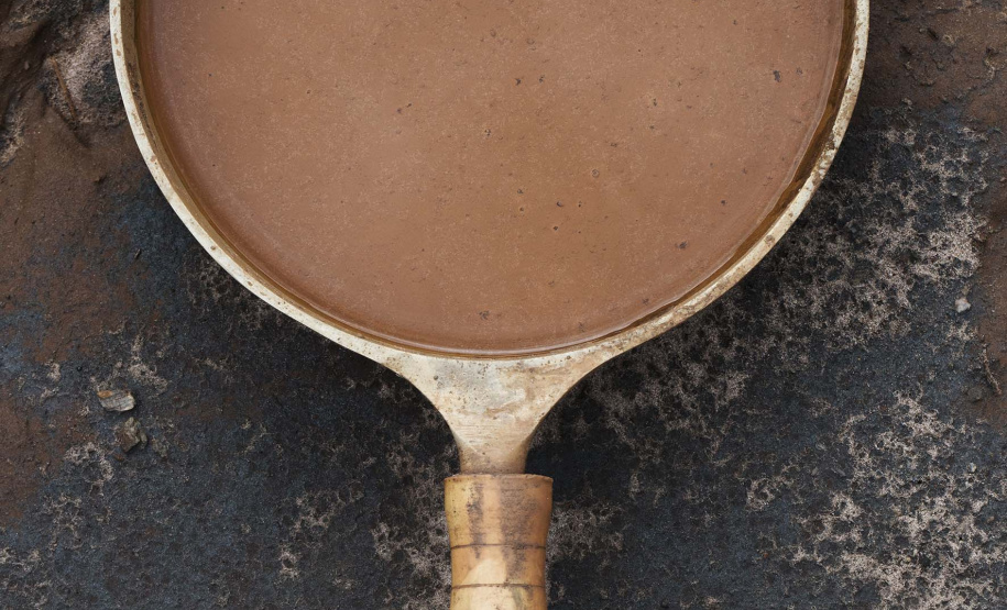 O Museu Oscar Niemeyer vai inaugurar no dia 28 (quinta-feira) a exposição Mariana, de Christian Cravo. Com curadoria de Adriana Cravo, a mostra apresenta 26 fotografias impressas em fine art que retratam as memórias humanas de uma das maiores tragédias ambientais do país: o rompimento da barragem de Fundão, que vitimou fatalmente 19 pessoas e desabrigou centenas de famílias em Mariana (Minas Gerais), em 2015.