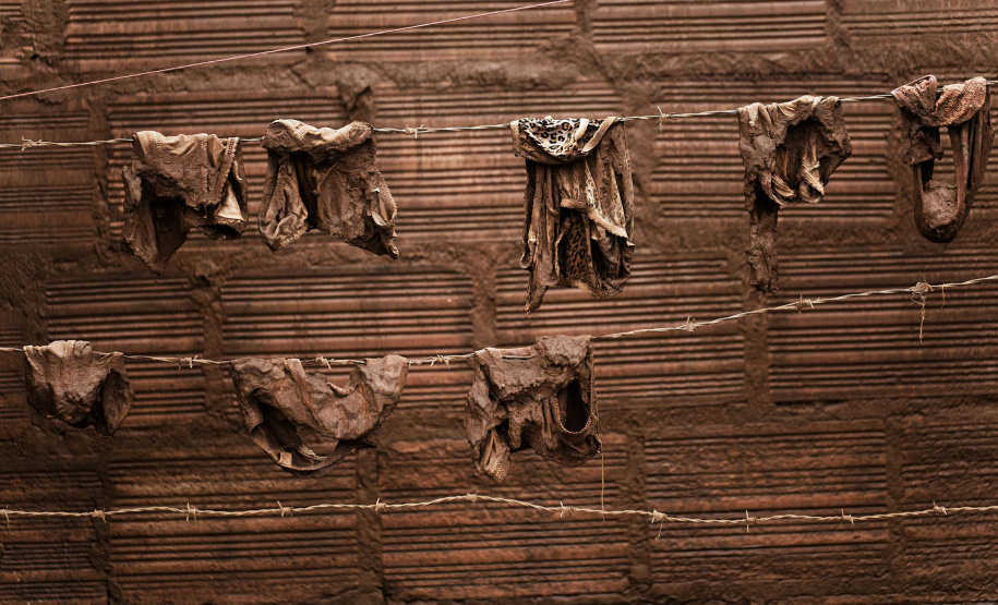 O Museu Oscar Niemeyer vai inaugurar no dia 28 (quinta-feira) a exposição Mariana, de Christian Cravo. Com curadoria de Adriana Cravo, a mostra apresenta 26 fotografias impressas em fine art que retratam as memórias humanas de uma das maiores tragédias ambientais do país: o rompimento da barragem de Fundão, que vitimou fatalmente 19 pessoas e desabrigou centenas de famílias em Mariana (Minas Gerais), em 2015.