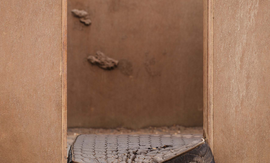 O Museu Oscar Niemeyer vai inaugurar no dia 28 (quinta-feira) a exposição Mariana, de Christian Cravo. Com curadoria de Adriana Cravo, a mostra apresenta 26 fotografias impressas em fine art que retratam as memórias humanas de uma das maiores tragédias ambientais do país: o rompimento da barragem de Fundão, que vitimou fatalmente 19 pessoas e desabrigou centenas de famílias em Mariana (Minas Gerais), em 2015.