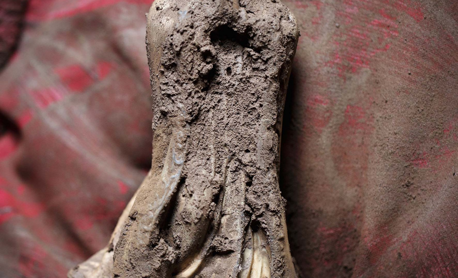 O Museu Oscar Niemeyer vai inaugurar no dia 28 (quinta-feira) a exposição Mariana, de Christian Cravo. Com curadoria de Adriana Cravo, a mostra apresenta 26 fotografias impressas em fine art que retratam as memórias humanas de uma das maiores tragédias ambientais do país: o rompimento da barragem de Fundão, que vitimou fatalmente 19 pessoas e desabrigou centenas de famílias em Mariana (Minas Gerais), em 2015.