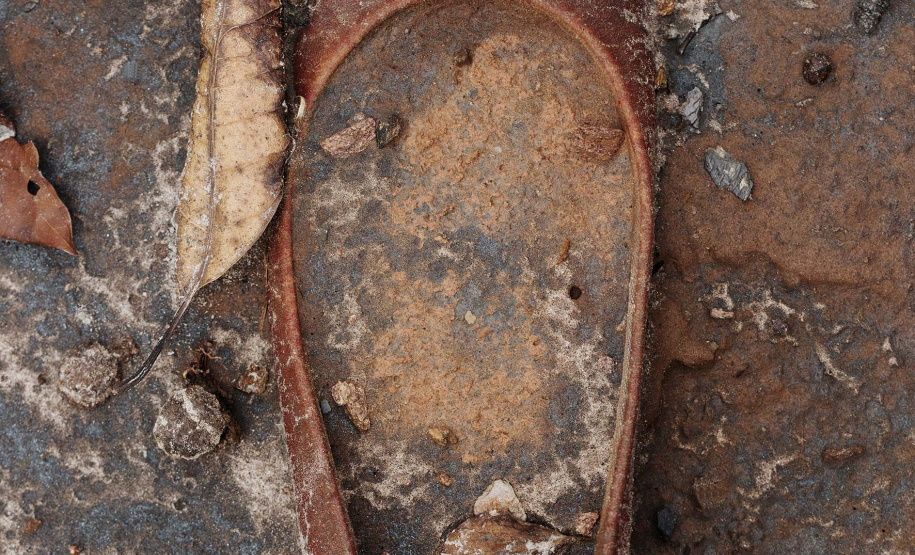 O Museu Oscar Niemeyer vai inaugurar no dia 28 (quinta-feira) a exposição Mariana, de Christian Cravo. Com curadoria de Adriana Cravo, a mostra apresenta 26 fotografias impressas em fine art que retratam as memórias humanas de uma das maiores tragédias ambientais do país: o rompimento da barragem de Fundão, que vitimou fatalmente 19 pessoas e desabrigou centenas de famílias em Mariana (Minas Gerais), em 2015.