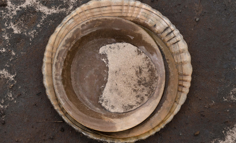 O Museu Oscar Niemeyer vai inaugurar no dia 28 (quinta-feira) a exposição Mariana, de Christian Cravo. Com curadoria de Adriana Cravo, a mostra apresenta 26 fotografias impressas em fine art que retratam as memórias humanas de uma das maiores tragédias ambientais do país: o rompimento da barragem de Fundão, que vitimou fatalmente 19 pessoas e desabrigou centenas de famílias em Mariana (Minas Gerais), em 2015.