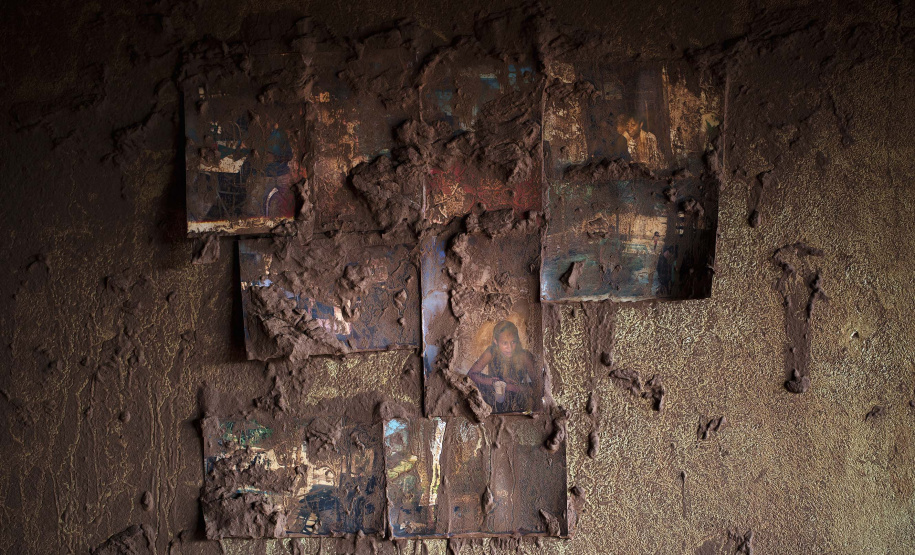 O Museu Oscar Niemeyer vai inaugurar no dia 28 (quinta-feira) a exposição Mariana, de Christian Cravo. Com curadoria de Adriana Cravo, a mostra apresenta 26 fotografias impressas em fine art que retratam as memórias humanas de uma das maiores tragédias ambientais do país: o rompimento da barragem de Fundão, que vitimou fatalmente 19 pessoas e desabrigou centenas de famílias em Mariana (Minas Gerais), em 2015.