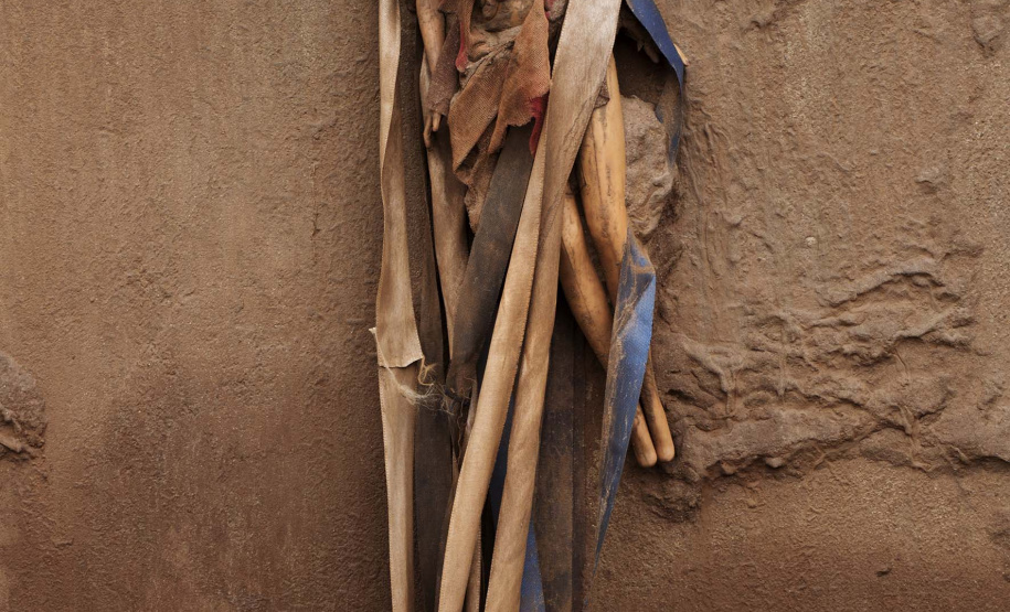 O Museu Oscar Niemeyer vai inaugurar no dia 28 (quinta-feira) a exposição Mariana, de Christian Cravo. Com curadoria de Adriana Cravo, a mostra apresenta 26 fotografias impressas em fine art que retratam as memórias humanas de uma das maiores tragédias ambientais do país: o rompimento da barragem de Fundão, que vitimou fatalmente 19 pessoas e desabrigou centenas de famílias em Mariana (Minas Gerais), em 2015.