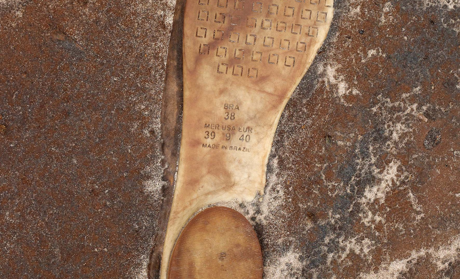 O Museu Oscar Niemeyer vai inaugurar no dia 28 (quinta-feira) a exposição Mariana, de Christian Cravo. Com curadoria de Adriana Cravo, a mostra apresenta 26 fotografias impressas em fine art que retratam as memórias humanas de uma das maiores tragédias ambientais do país: o rompimento da barragem de Fundão, que vitimou fatalmente 19 pessoas e desabrigou centenas de famílias em Mariana (Minas Gerais), em 2015.