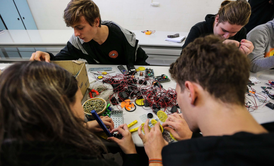 O governador Carlos Massa Ratinho Junior sancionou a lei que criou o Ganhando o Mundo, programa de intercâmbio para estudantes do Ensino Médio dos colégios estaduais, que já entra em vigor em 2020. O programa foi proposto pelo Governo do Estado e aprovado pela Assembleia Legislativa. Foto:Geraldo Bubniak/AEN