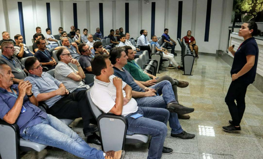A empresa pública Portos do Paraná promoveu uma programação especial para os homens, marcando o mês do Novembro Azul. No final da tarde, nesta quarta-feira (20), o evento reuniu mais de 50 colaboradores de todos os setores, no auditório da sede administrativa, Palácio Taquaré, em Paranaguá.Foto: Divulgação/Portos do Paraná