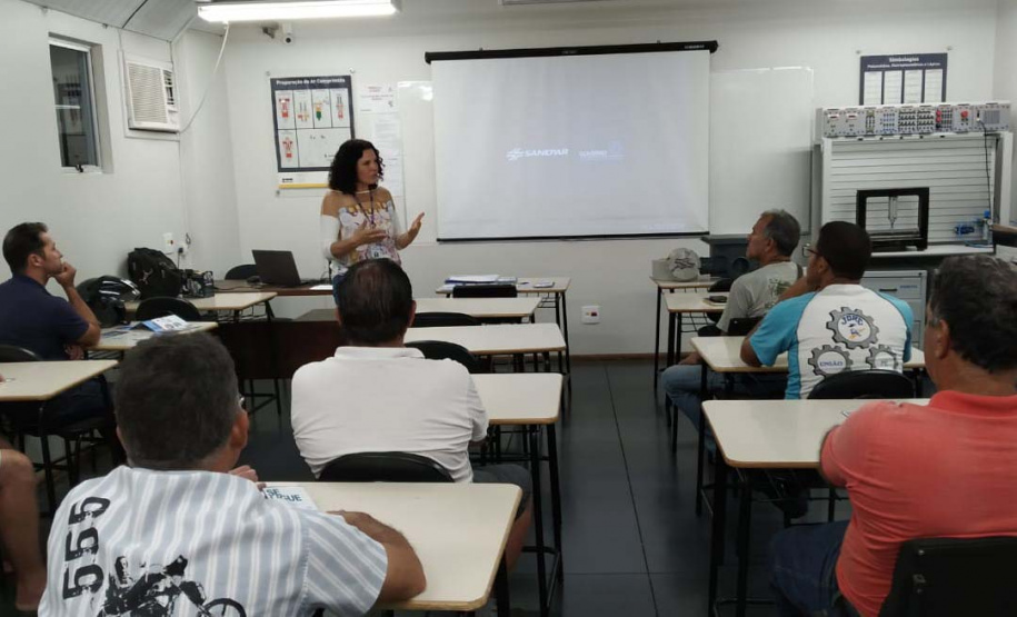 Cerca de 30 profissionais participam até este sábado (23) de Curso para Encanadores em Francisco Beltrão. O curso é destinado a 25 profissionais e 5 aprendizes para aprenderem a fazer as ligações de esgoto das residências até a rede pública de acordo com os padrões e exigências da Sanepar. Foto: Divulgação/Sanepar