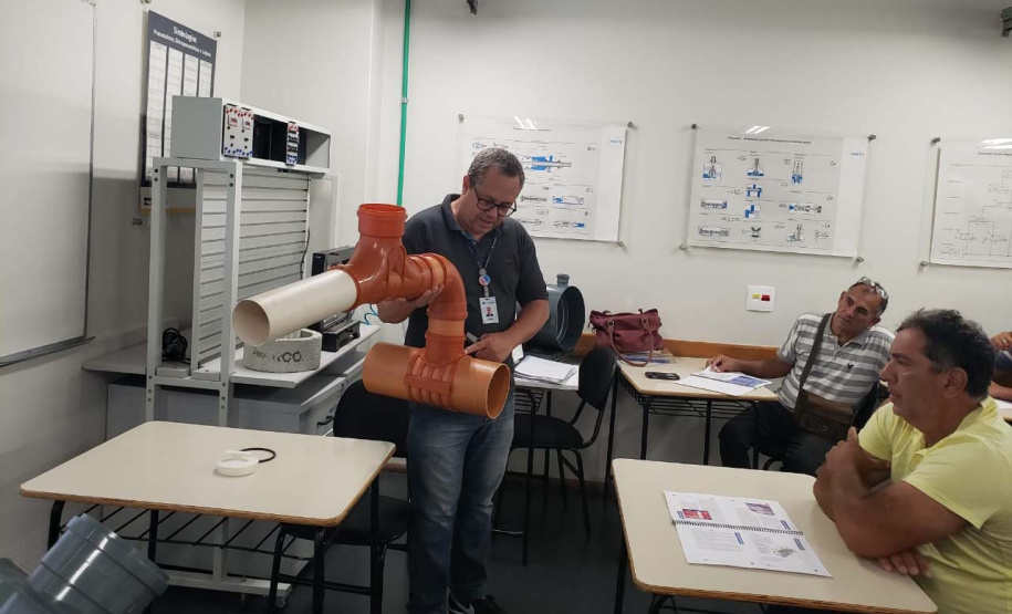 Cerca de 30 profissionais participam até este sábado (23) de Curso para Encanadores em Francisco Beltrão. O curso é destinado a 25 profissionais e 5 aprendizes para aprenderem a fazer as ligações de esgoto das residências até a rede pública de acordo com os padrões e exigências da Sanepar. Foto: Divulgação/Sanepar