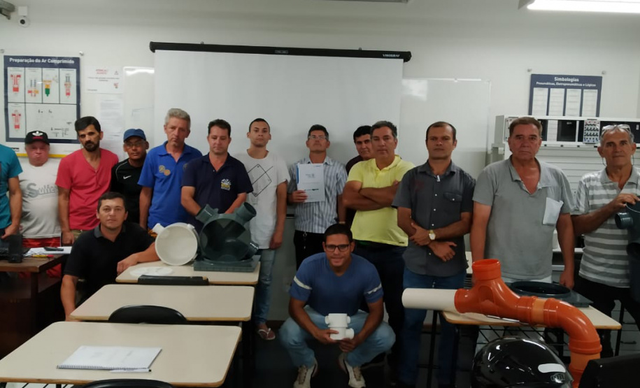 Cerca de 30 profissionais participam até este sábado (23) de Curso para Encanadores em Francisco Beltrão. O curso é destinado a 25 profissionais e 5 aprendizes para aprenderem a fazer as ligações de esgoto das residências até a rede pública de acordo com os padrões e exigências da Sanepar. Foto: Divulgação/Sanepar
