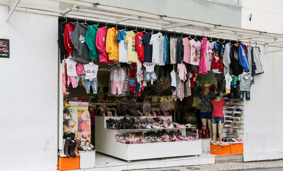Os setores de comércio (3.199) e serviços (2.488) e foram os que mais empregaram em outubro, puxados pelo aquecimento da economia com a aproximação do fim do ano.Foto: Geraldo Bubniak/AEN