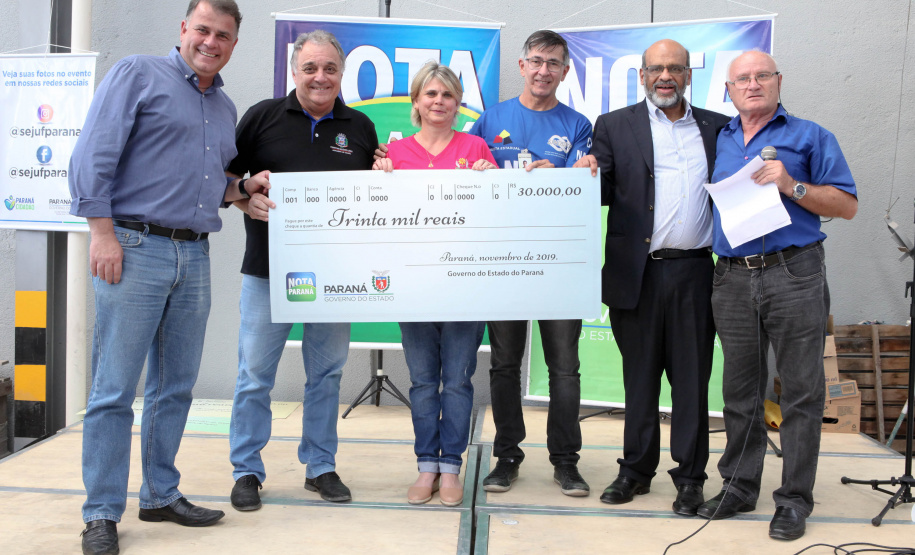 Duas contribuintes e uma entidade assistencial são as ganhadoras do sorteio deste mês do programa Nota Paraná, criado pelo Governo do Estado para atuar na educação fiscal da população paranaense e aumentar a arrecadação da Receita Estadual