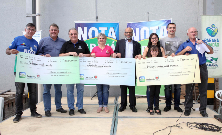 Prêmios do Nota Paraná são entregues em mutirão de serviços. Foto: Ari Dias/AEN