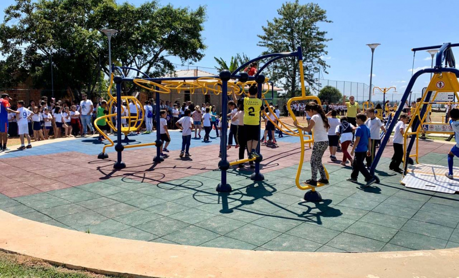 O Governo do Estado entregou nesta quinta-feira (21) em quatro municípios das Regiões dos Campos Gerais, Norte e Noroeste editais de licitação e inaugurou obras no valor total de R$ 6