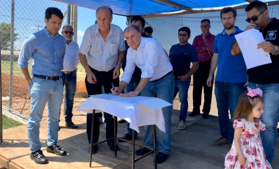 O Governo do Estado entregou nesta quinta-feira (21) em quatro municípios das Regiões dos Campos Gerais, Norte e Noroeste editais de licitação e inaugurou obras no valor total de R$ 6