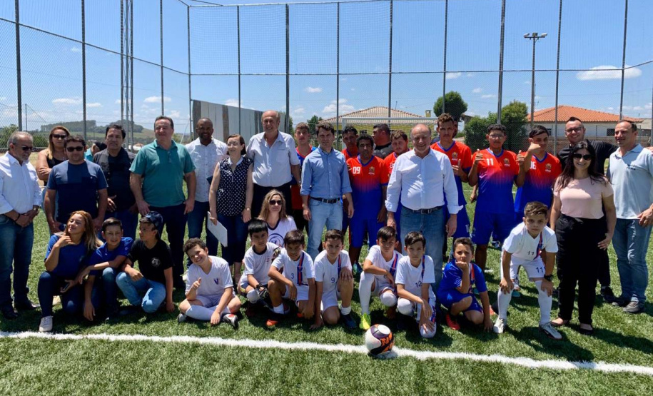 O Governo do Estado entregou nesta quinta-feira (21) em quatro municípios das Regiões dos Campos Gerais, Norte e Noroeste editais de licitação e inaugurou obras no valor total de R$ 6