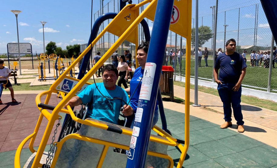 O Governo do Estado entregou nesta quinta-feira (21) em quatro municípios das Regiões dos Campos Gerais, Norte e Noroeste editais de licitação e inaugurou obras no valor total de R$ 6