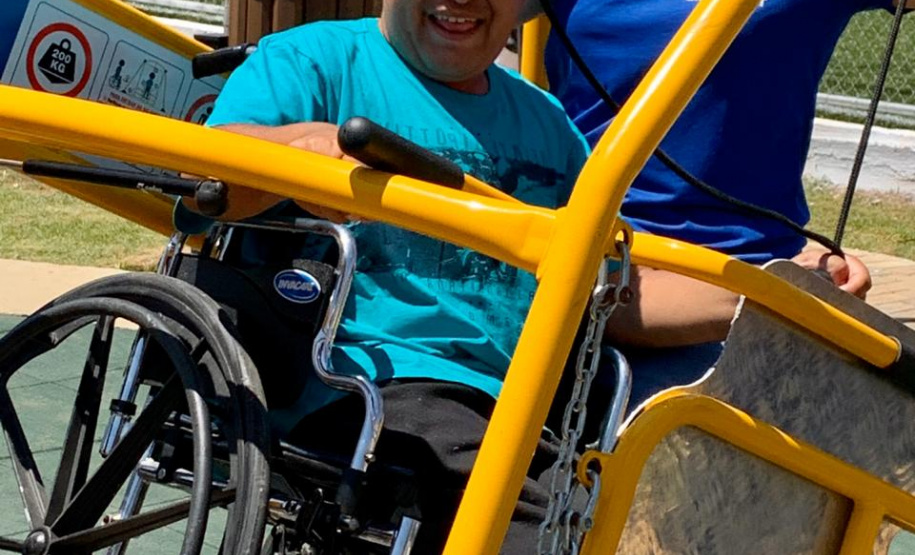 O Governo do Estado entregou nesta quinta-feira (21) em quatro municípios das Regiões dos Campos Gerais, Norte e Noroeste editais de licitação e inaugurou obras no valor total de R$ 6