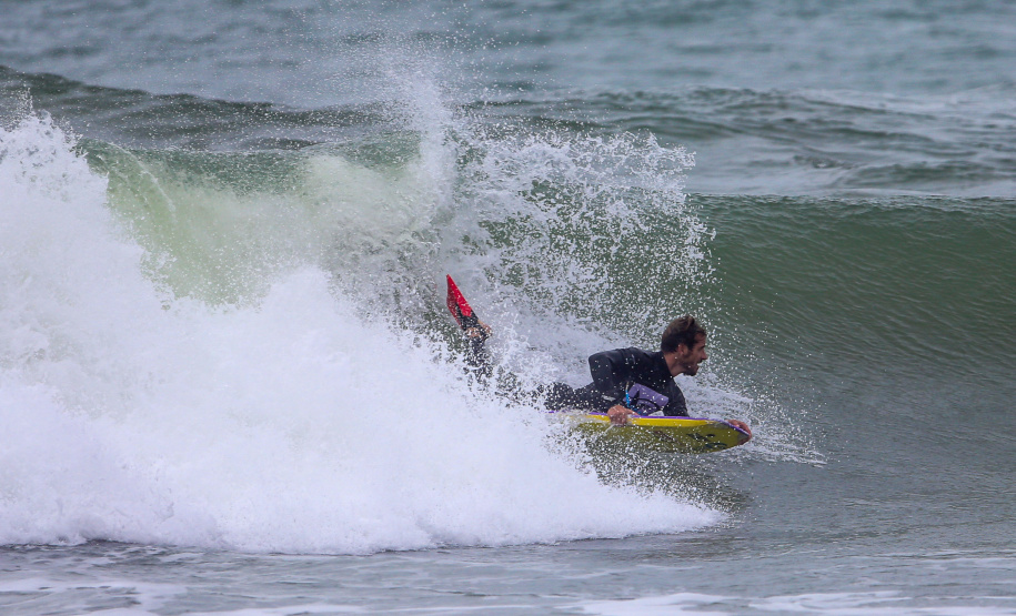 BODYBOARDING - Esporte praticado no mar em que o praticante apoia o peito em uma prancha e desliza pelas ondas praticando manobras. Uma prancha padrão de bodyboarding consiste numa peça curta e retangular de material sintético hidrodinâmico.-  Foto: Geraldo Bubniak/AEN