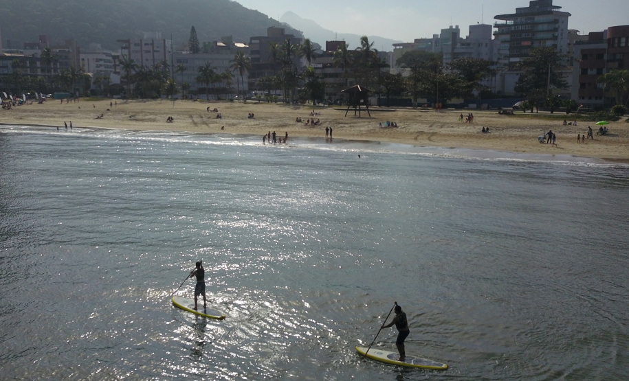 STAND UP PADDLE - Nessa modalidade o praticante fica em pé numa prancha e utiliza um remo para se deslocar pela água. Apesar de ter sua origem na década de 1960, foi em meados dos anos 2000 que alguns dos principais surfistas o popularizaram como forma de alternar os treinos de surf. Foto: José Fernando Ogura/AEM