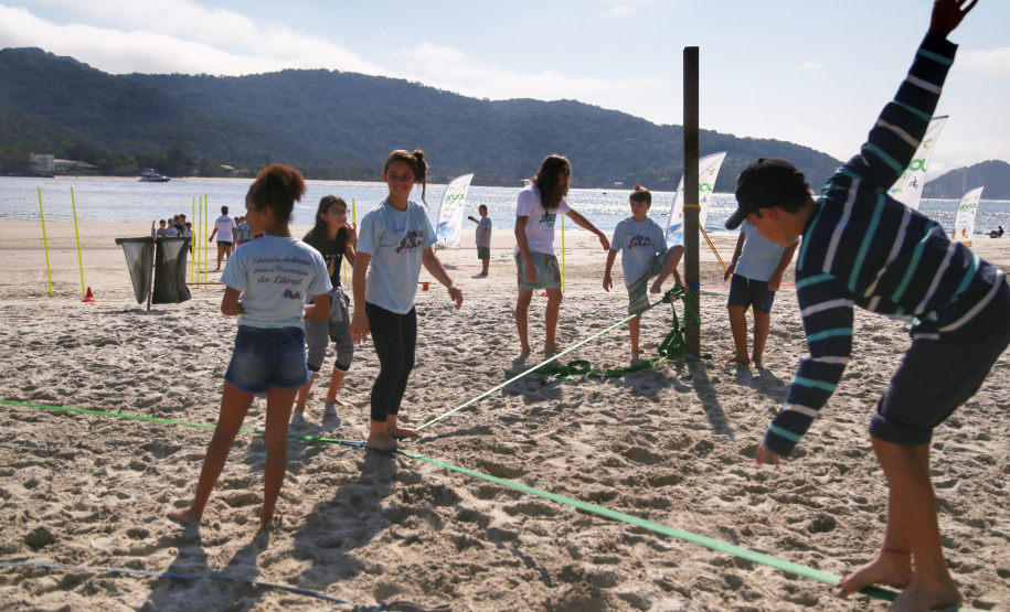 SLACKLINE – É um esporte de equilíbrio sobre uma fita elástica esticada entre dois pontos fixos, o que permite ao praticante andar e fazer manobras por cima. Algumas variações mais radicais incluem waterline (slackline sobre água) e highline (slackline em grandes alturas).Foto: José Fernando Ogura/AEN