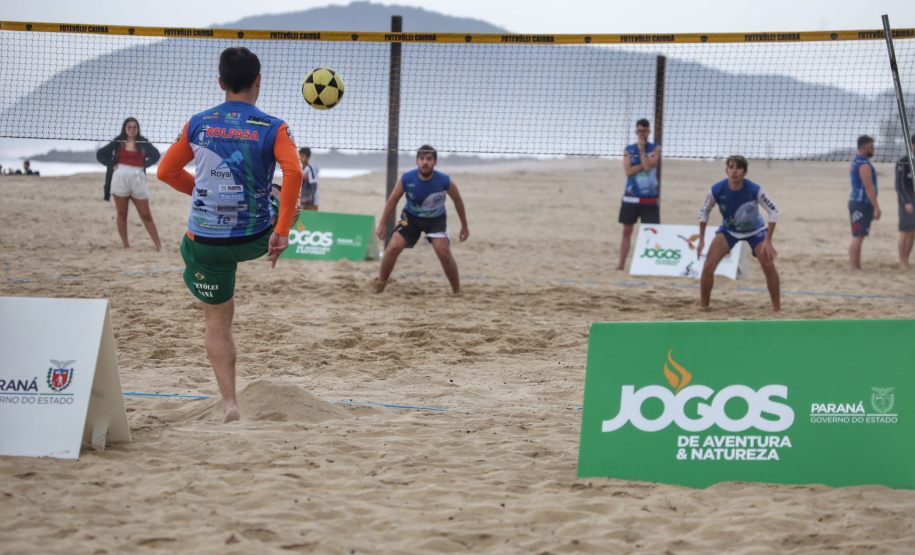 FUTEVÔLEI – O esporte acontece numa quadra de vôlei com 9 metros de largura e 18 de comprimento, dividida por uma rede com 2,20 m de altura. É jogado em duplas (2x2), trios (3x3) ou quartetos (4x4) masculinos, femininos ou mistos. Deve-se tocar a bola com qualquer parte do corpo, exceto os braços, antebraços e as mãos. O jogo é disputado em três sets com 15 pontos cada. Foto: José Fernando Ogura/AEN