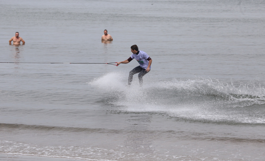WAKEBOARD – É um esporte aquático cujo praticante desliza sobre a água em uma prancha modelo snowboard. Ele é puxado segurando um cabo preso a uma lancha e executa manobras.Foto: José Fernando Ogura/AEN