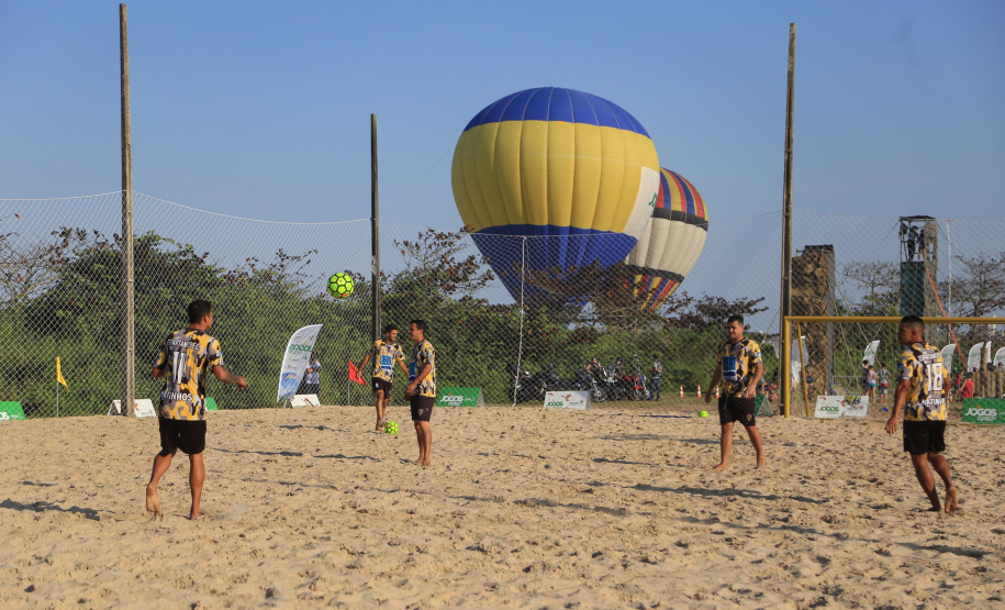 BEACH SOCCER – O futebol de areia é praticado num campo com 35 metros de comprimento e entre 26 e 28 metros de largura. A bola de futebol de praia é consideravelmente mais leve que a de campo. As duas equipes têm quatro jogadores de linha e um goleiro. São permitidos cinco adicionais no banco de reservas. Como no futsal, as substituições são ilimitadas. As partidas duram três períodos iguais de 12 minutos de bola rolando. Foto: Geraldo Bubniak/AEN