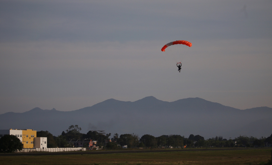 PARAQUEDISMO - O paraquedismo é o esporte no qual o indivíduo salta de um pequeno avião. A queda livre atinge velocidade entre 200 km/h e 350 km/h e depois de um tempo um paraquedas se abre e diminui a velocidade até o pouso. Em competições existe a modalidade formação em queda livre, na qual um grupo realiza o maior número de formações antes da abertura do paraquedas. Foto: José Fernando Ogura/AEN