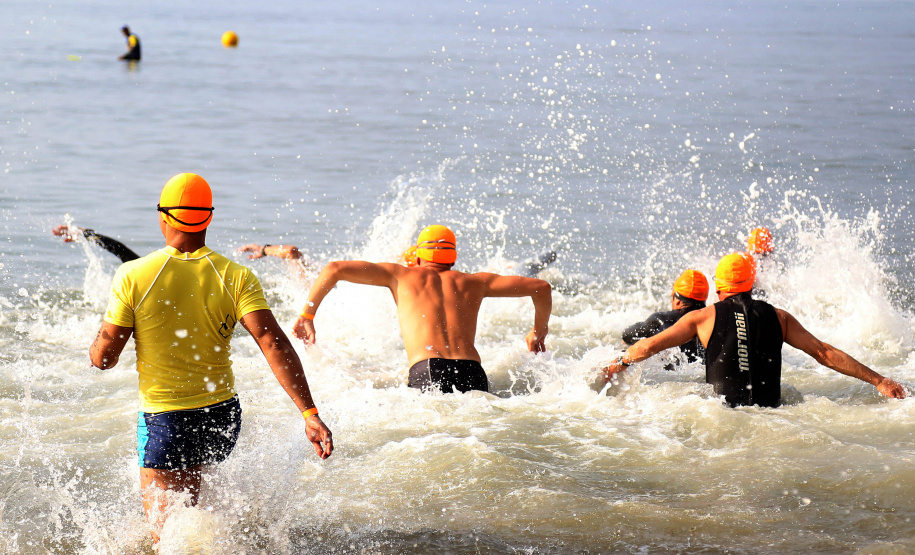 TRIATHLON – É um esporte de resistência composto por três modalidades: natação, ciclismo e corrida. Elas são disputadas nesta ordem e o vencedor é o atleta que cruzar por primeiro a linha de chegada da corrida.Foto Gilson Abreu/AEN