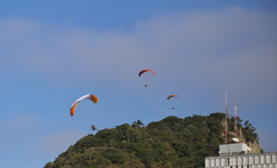 PARAPENTE - O parapente é uma forma de voo livre semelhante ao paraquedismo, mas é possível não só controlar a queda, como prolongá-la e até definir a direção a ser seguida. Foto: José Fernando Ogura/AEN