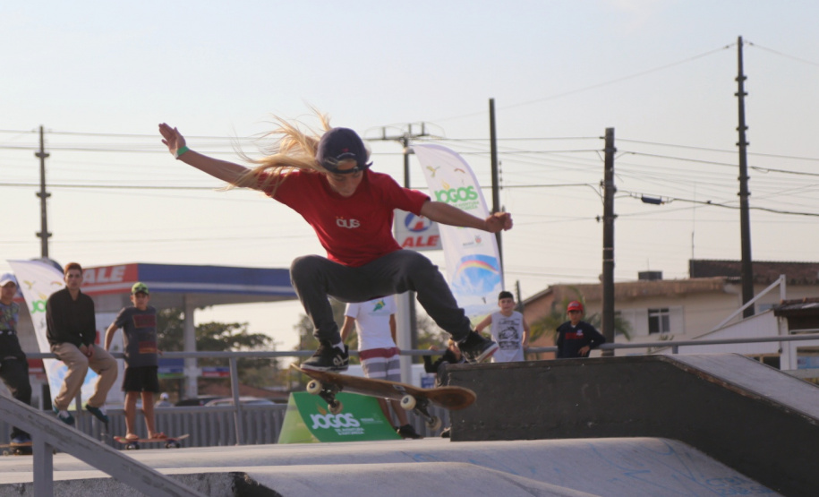 SKATE – O esporte consiste em realizar manobras deslizando sobre o solo (com ou sem obstáculos) equilibrando-se sobre o skate. O skate é uma prancha que possui dois eixos (trucks), rolamentos e quatro rodas. As manobras são avaliadas com notas. Foto: Gilson Abreu/AEN