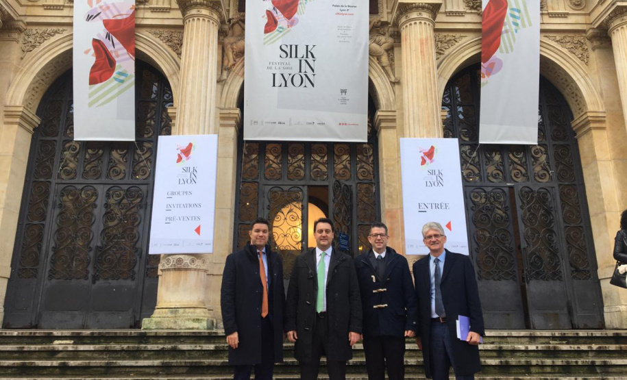 O governador Carlos Massa Ratinho Junior assinou nesta sexta-feira (22), em Lyon, na França, o protocolo de ingresso do Paraná na rede internacional da seda. Ratinho Junior e o secretário de Agricultura e do Abastecimento, Norberto Ortigara, representaram o Estado no Festival da Seda de Lyon (Silk In Lyon), que ocorre pelo terceiro ano consecutivo e reúne os representantes da indústria internacional e os maiores produtores de fio de seda do mundo. Foto:Divulgação/AEN