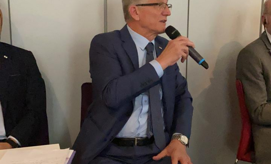 O governador Carlos Massa Ratinho Junior assinou nesta sexta-feira (22), em Lyon, na França, o protocolo de ingresso do Paraná na rede internacional da seda. Ratinho Junior e o secretário de Agricultura e do Abastecimento, Norberto Ortigara, representaram o Estado no Festival da Seda de Lyon (Silk In Lyon), que ocorre pelo terceiro ano consecutivo e reúne os representantes da indústria internacional e os maiores produtores de fio de seda do mundo. Foto:Divulgação/AEN