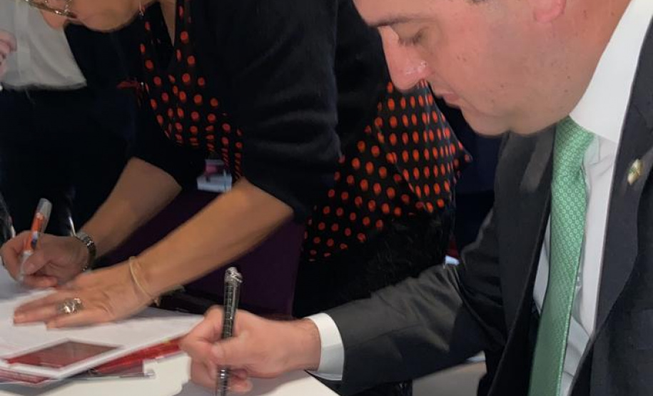 O governador Carlos Massa Ratinho Junior assinou nesta sexta-feira (22), em Lyon, na França, o protocolo de ingresso do Paraná na rede internacional da seda. Ratinho Junior e o secretário de Agricultura e do Abastecimento, Norberto Ortigara, representaram o Estado no Festival da Seda de Lyon (Silk In Lyon), que ocorre pelo terceiro ano consecutivo e reúne os representantes da indústria internacional e os maiores produtores de fio de seda do mundo. Foto:Divulgação/AEN