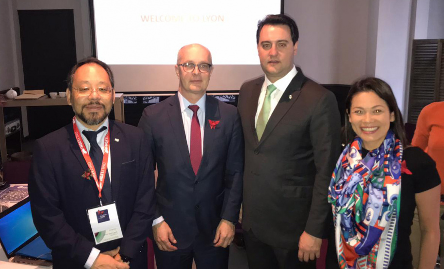 O governador Carlos Massa Ratinho Junior assinou nesta sexta-feira (22), em Lyon, na França, o protocolo de ingresso do Paraná na rede internacional da seda. Ratinho Junior e o secretário de Agricultura e do Abastecimento, Norberto Ortigara, representaram o Estado no Festival da Seda de Lyon (Silk In Lyon), que ocorre pelo terceiro ano consecutivo e reúne os representantes da indústria internacional e os maiores produtores de fio de seda do mundo. Foto:Divulgação/AEN