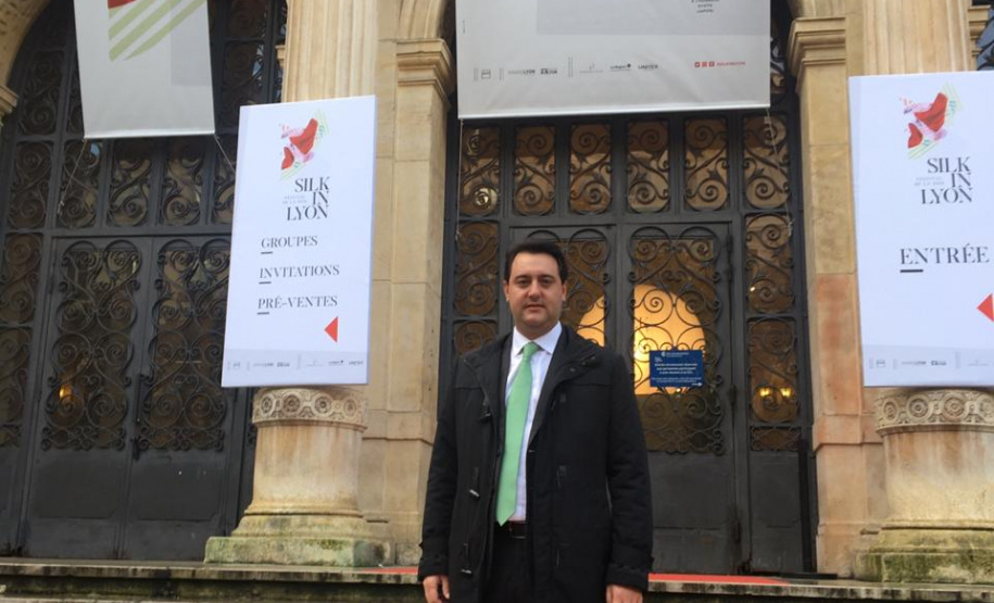 O governador Carlos Massa Ratinho Junior assinou nesta sexta-feira (22), em Lyon, na França, o protocolo de ingresso do Paraná na rede internacional da seda. Ratinho Junior e o secretário de Agricultura e do Abastecimento, Norberto Ortigara, representaram o Estado no Festival da Seda de Lyon (Silk In Lyon), que ocorre pelo terceiro ano consecutivo e reúne os representantes da indústria internacional e os maiores produtores de fio de seda do mundo. Foto:Divulgação/AEN