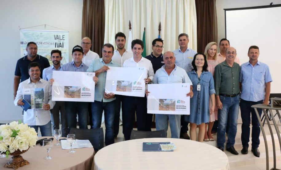 Mais de 120 lideranças de 28 municípios da região do Vale do Ivaí participaram do Fórum Regional de Secretários Municipais do Planejamento, realizado no município de Faxinal, quinta-feira (21).
O secretário de Estado do Planejamento e Projetos Estruturantes, Valdemar Bernardo Jorge, entregou aos prefeitos do Vale do Ivaí o projeto de sinalização da Rota Cicloturística Vale da Aventura. Foto: Divulgação/SEPL