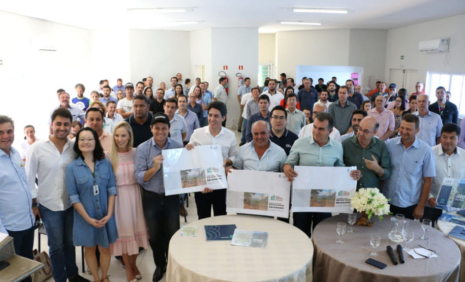 Mais de 120 lideranças de 28 municípios da região do Vale do Ivaí participaram do Fórum Regional de Secretários Municipais do Planejamento, realizado no município de Faxinal, quinta-feira (21).
O secretário de Estado do Planejamento e Projetos Estruturantes, Valdemar Bernardo Jorge, entregou aos prefeitos do Vale do Ivaí o projeto de sinalização da Rota Cicloturística Vale da Aventura. Foto: Divulgação/SEPL