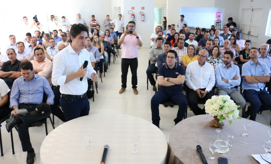 Mais de 120 lideranças de 28 municípios da região do Vale do Ivaí participaram do Fórum Regional de Secretários Municipais do Planejamento, realizado no município de Faxinal, quinta-feira (21).
O secretário de Estado do Planejamento e Projetos Estruturantes, Valdemar Bernardo Jorge, entregou aos prefeitos do Vale do Ivaí o projeto de sinalização da Rota Cicloturística Vale da Aventura. Foto: Divulgação/SEPL