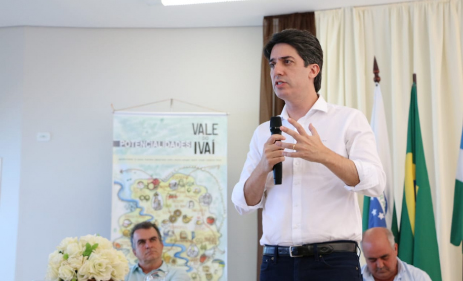 Mais de 120 lideranças de 28 municípios da região do Vale do Ivaí participaram do Fórum Regional de Secretários Municipais do Planejamento, realizado no município de Faxinal, quinta-feira (21).
O secretário de Estado do Planejamento e Projetos Estruturantes, Valdemar Bernardo Jorge, entregou aos prefeitos do Vale do Ivaí o projeto de sinalização da Rota Cicloturística Vale da Aventura. Foto: Divulgação/SEPL