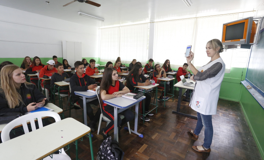 O Governo do Estado vai ofertar 100 mil vagas para o Ensino Médio regular no período noturno para o ano letivo de 2020. O número representa quase um terço do total de 340 mil alunos matriculados atualmente no Ensino Médio regular tanto no diurno quanto no noturno.Foto:Arnaldo Alves/AEN