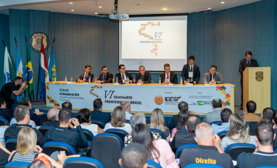 O secretário de Estado da Segurança Pública, Romulo Marinho Soares, participou, nesta quinta-feira (21) do VI Seminário Fronteiras do Brasil, que acontece até este sábado (23), em Foz do Iguaçu, com o tema “Desenvolvimento, Segurança e Integração. No evento, ele destacou a importância das ações conjuntas das forças de segurança para combater o crime organizado na região. Foto: Divulgação/SESP