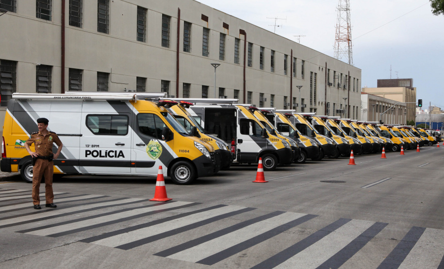 Curitiba recebe nesta sexta-feira (22) mais uma edição da Operação 100, de prevenção e combate à criminalidade. Participam 500 policiais militares, 200 viaturas e 40 equipes hipomóveis do 1º Comando Regional da PM (1º CRPM). Eles promovem abordagens, blitz de trânsito, batidas policiais e operações em locais específicos para combater crimes e localizar drogas, armas e pessoas foragidas da Justiça. Foto: Ari Dias/AEN