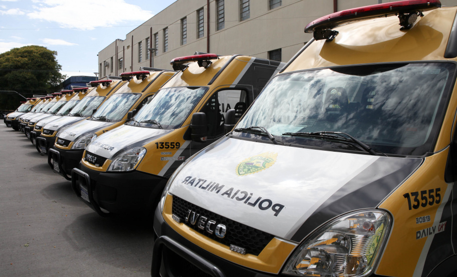 Curitiba recebe nesta sexta-feira (22) mais uma edição da Operação 100, de prevenção e combate à criminalidade. Participam 500 policiais militares, 200 viaturas e 40 equipes hipomóveis do 1º Comando Regional da PM (1º CRPM). Eles promovem abordagens, blitz de trânsito, batidas policiais e operações em locais específicos para combater crimes e localizar drogas, armas e pessoas foragidas da Justiça. Foto: Ari Dias/AEN