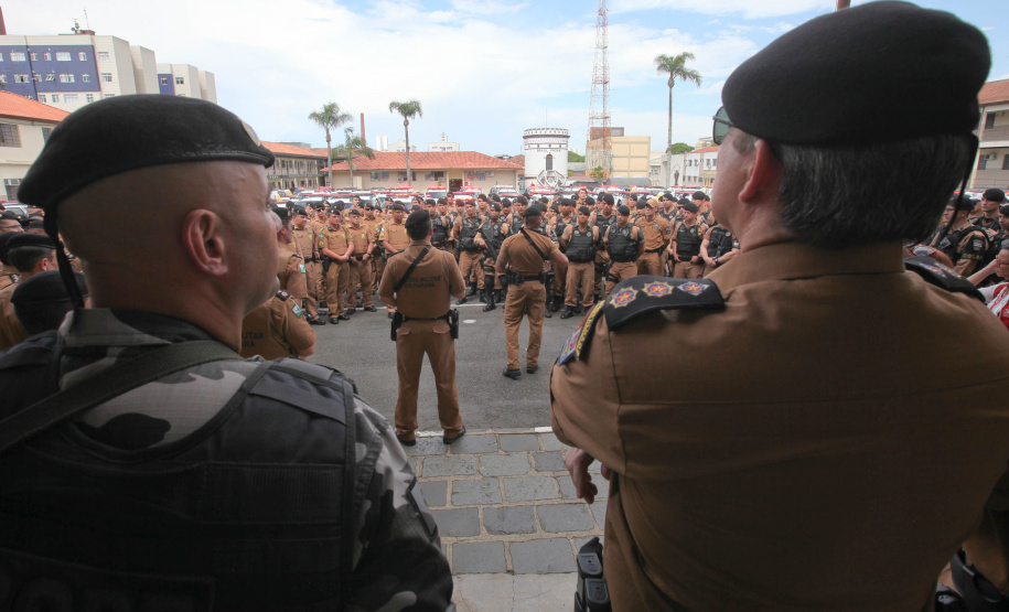 Curitiba recebe nesta sexta-feira (22) mais uma edição da Operação 100, de prevenção e combate à criminalidade. Participam 500 policiais militares, 200 viaturas e 40 equipes hipomóveis do 1º Comando Regional da PM (1º CRPM). Eles promovem abordagens, blitz de trânsito, batidas policiais e operações em locais específicos para combater crimes e localizar drogas, armas e pessoas foragidas da Justiça. Foto: Ari Dias/AEN