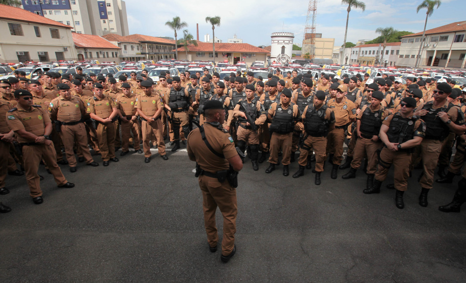 Curitiba recebe nesta sexta-feira (22) mais uma edição da Operação 100, de prevenção e combate à criminalidade. Participam 500 policiais militares, 200 viaturas e 40 equipes hipomóveis do 1º Comando Regional da PM (1º CRPM). Eles promovem abordagens, blitz de trânsito, batidas policiais e operações em locais específicos para combater crimes e localizar drogas, armas e pessoas foragidas da Justiça. Foto: Ari Dias/AEN