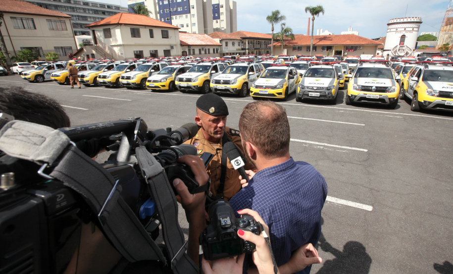 Curitiba recebe nesta sexta-feira (22) mais uma edição da Operação 100, de prevenção e combate à criminalidade. Participam 500 policiais militares, 200 viaturas e 40 equipes hipomóveis do 1º Comando Regional da PM (1º CRPM). Eles promovem abordagens, blitz de trânsito, batidas policiais e operações em locais específicos para combater crimes e localizar drogas, armas e pessoas foragidas da Justiça. Foto: Ari Dias/AEN