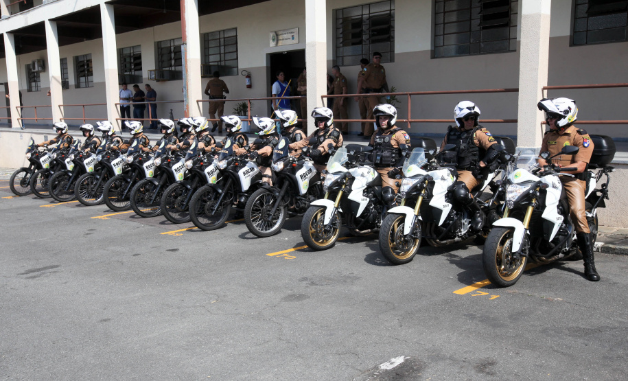 Curitiba recebe nesta sexta-feira (22) mais uma edição da Operação 100, de prevenção e combate à criminalidade. Participam 500 policiais militares, 200 viaturas e 40 equipes hipomóveis do 1º Comando Regional da PM (1º CRPM). Eles promovem abordagens, blitz de trânsito, batidas policiais e operações em locais específicos para combater crimes e localizar drogas, armas e pessoas foragidas da Justiça. Foto: Ari Dias/AEN