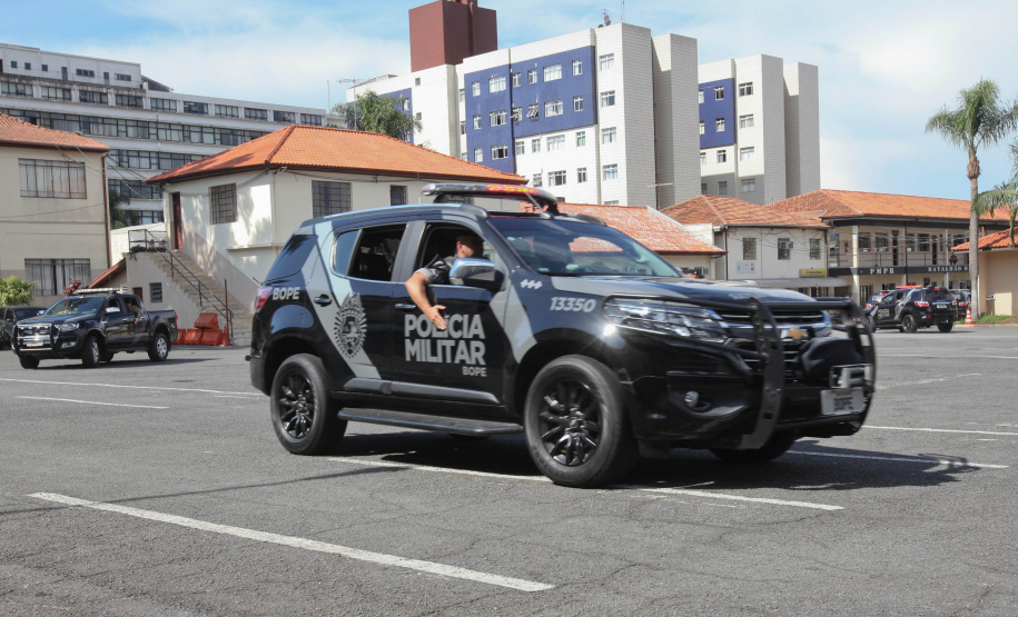 Curitiba recebe nesta sexta-feira (22) mais uma edição da Operação 100, de prevenção e combate à criminalidade. Participam 500 policiais militares, 200 viaturas e 40 equipes hipomóveis do 1º Comando Regional da PM (1º CRPM). Eles promovem abordagens, blitz de trânsito, batidas policiais e operações em locais específicos para combater crimes e localizar drogas, armas e pessoas foragidas da Justiça. Foto: Ari Dias/AEN